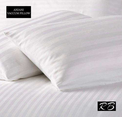 almohada blanca sobre la cama en PR Resort - walking distance to JW Marriott hotel Couple friendly, en Mussoorie