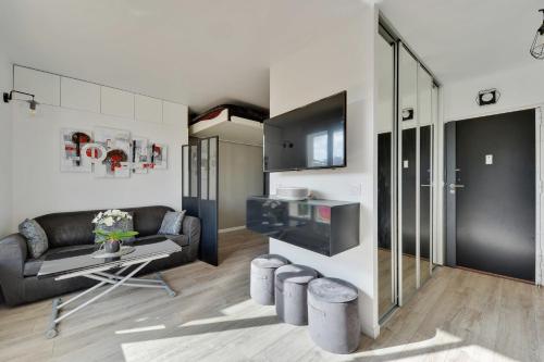 Apartment with balcony near Metro 4