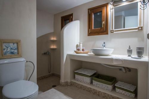 bagno bianco con lavandino e servizi igienici di Blue Heart Luxury Suites II a Naxos Chora