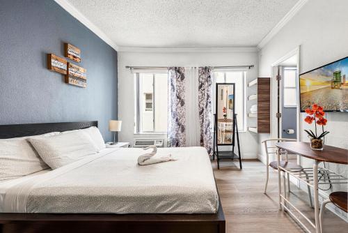 Postel nebo postele na pokoji v ubytování Lovely condo in Miami Beach