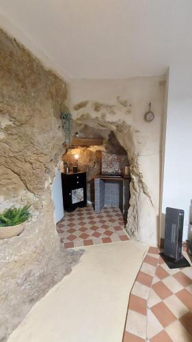 AgiraにあるCasa Don Raffaeleの石壁の石造りの部屋