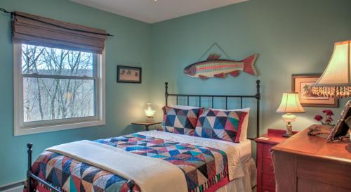 1 dormitorio con 1 cama y 1 pez en la pared en Lakeledge Hideaway by VCI Real Estate Services, en Beech Mountain