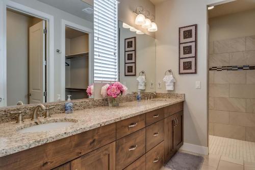 uma casa de banho com um lavatório duplo e um espelho. em 5-7 | 3 Homes in St. George with Covered Patio Views em Santa Clara