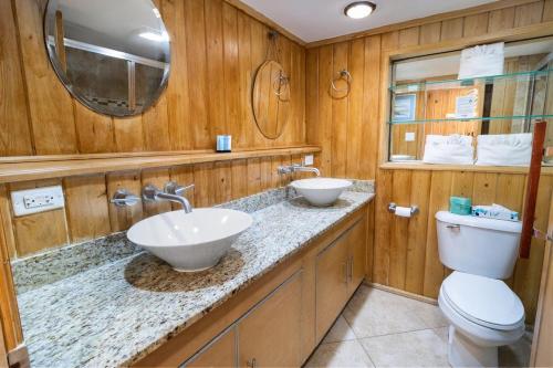 een badkamer met een wastafel en een toilet bij Gentle Whispers Oceanfront King Room 6th Fl in Pawleys Island