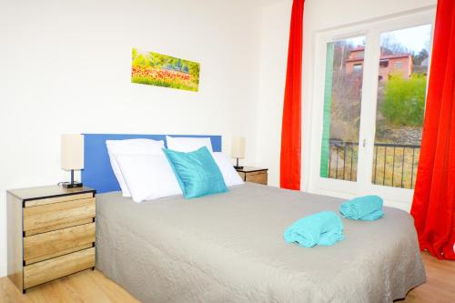 una camera da letto con un letto e due asciugamani di Studio Bacivers coté jardin a Prats-de-Mollo-la-Preste