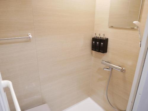 uma casa de banho com uma cabina de duche e um WC. em HOOD - Vacation STAY 46047v em Amami