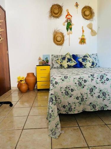 Barra Nova Eventos e Lazer في ماريشال ديودورو: غرفة نوم بسرير وجدار وديكورات
