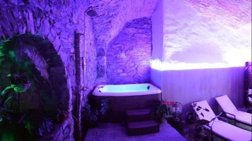 インペリアにあるIl Giardino di Gio'の石壁のバスルーム(バスタブ、シンク付)