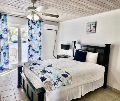 1 dormitorio con 1 cama y ventilador de techo en Exuma Palms Resort en Hermitage
