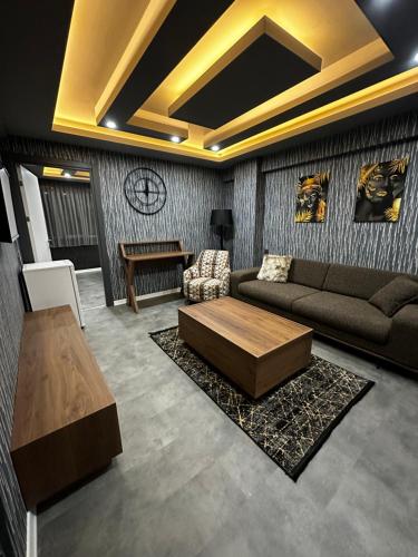 sala de estar con sofá y mesa en Loft Suite Residence en Bursa
