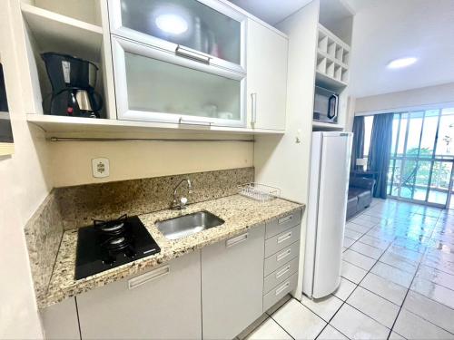 eine Küche mit Spüle und Kühlschrank in der Unterkunft Ninho de Gaivotas 1 - O Resort ! in Rio de Janeiro