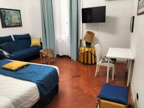 een hotelkamer met een bed en een bank bij PALACE COMFORT INN in Pisa