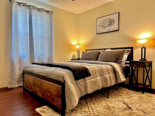 Un dormitorio con una cama grande y una ventana en Quiet Cozy 2BR APT Black out Curtains, en Peoria