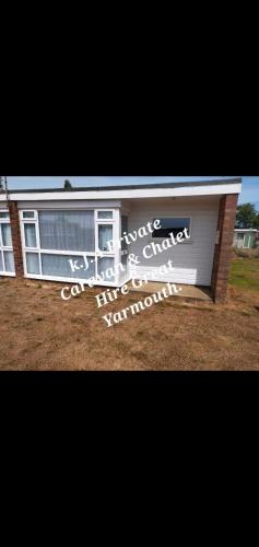 een gebouw met een uithangbord aan de zijkant bij No.21 BERMUDA in Hemsby