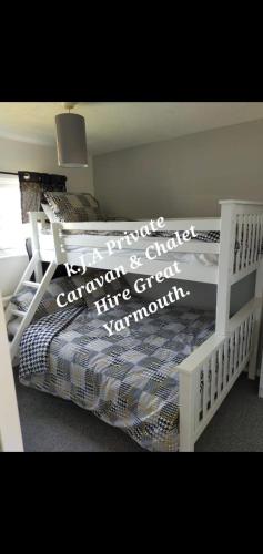 een slaapkamer met twee stapelbedden in een kamer bij No.21 BERMUDA in Hemsby