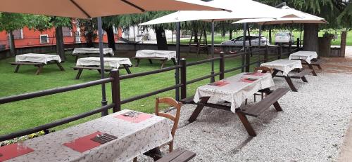 un gruppo di tavoli e ombrelloni in un parco di Agriturismo da Mea a Santorso