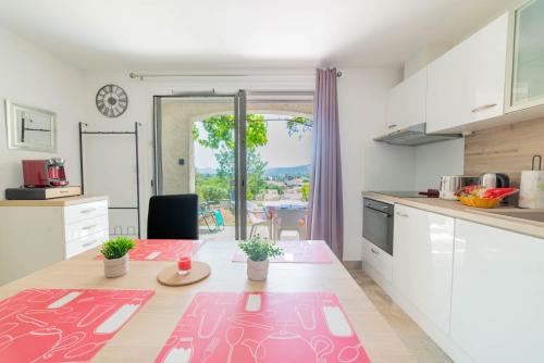 Photo de la galerie de l'établissement Rez-de-villa climatisé, jacuzzi et piscine, à La Roquette-sur-Siagne