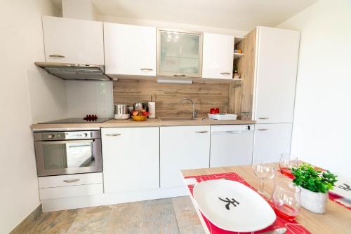 Photo de la galerie de l'établissement Rez-de-villa climatisé, jacuzzi et piscine, à La Roquette-sur-Siagne