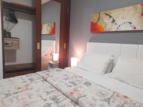 a bedroom with a large bed with white sheets at Lindo Flat REFORMADO no coração da Vila Olimpia in Sao Paulo