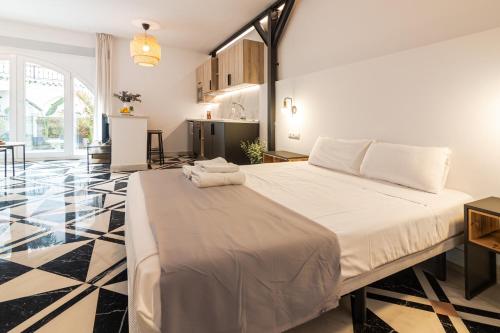 Llit o llits en una habitació de El Patio de la Luna FreshApartments