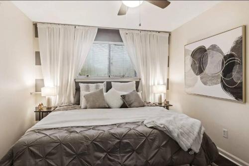 - une chambre avec un grand lit et une fenêtre dans l'établissement Glamorous @Midtown W/ King suite, à Memphis