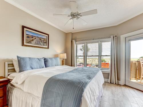 1 dormitorio con 1 cama y ventilador de techo en Wonderful Ocean Views, Heated Pool Access, Steps to Beach! By Southern Belle Tybee, en Tybee Island