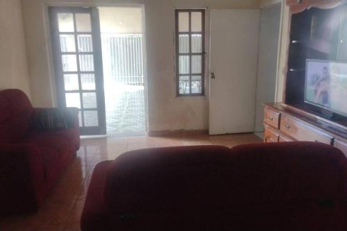 ein Wohnzimmer mit einem Sofa und einem Flachbild-TV in der Unterkunft casa próximo a John boy dunlop in Campinas