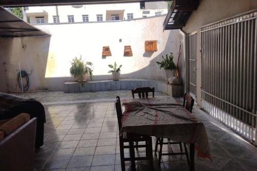 Zimmer mit Tisch und Stühlen in einem Gebäude in der Unterkunft casa próximo a John boy dunlop in Campinas