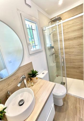 une salle de bain avec un lavabo, des toilettes et une douche dans l'établissement Maisonnette avec 2 chambres climatisée en face de la plage de Gigaro, à La Croix-Valmer
