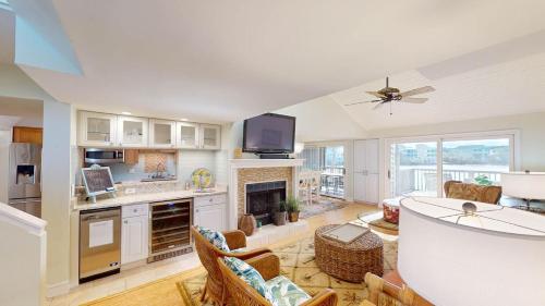 Η κουζίνα ή μικρή κουζίνα στο Views of Osprey Lake in Pelican Watch 4 Bedroom