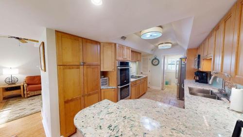 Η κουζίνα ή μικρή κουζίνα στο Views of Osprey Lake in Pelican Watch 4 Bedroom
