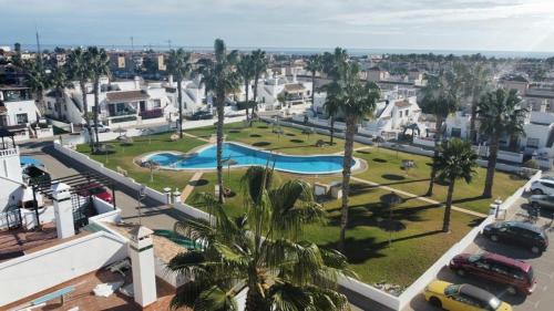 - une vue aérienne sur un parc avec 2 piscines dans l'établissement La Victoria apartament,Jumilla II, 2 bedrooms, 2 bathrooms and beautiful swimming pool, à Orihuela Costa