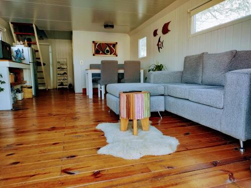 sala de estar con sofá y mesa en Casa flotante Barlovento en San Fernando