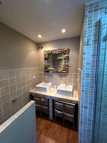 uma casa de banho com 2 lavatórios e um espelho em Casa Begur vistas espectaculares em Begur