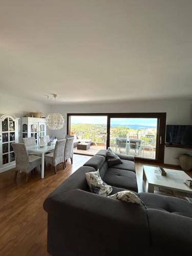 uma sala de estar com um sofá e uma mesa em Casa Begur vistas espectaculares em Begur