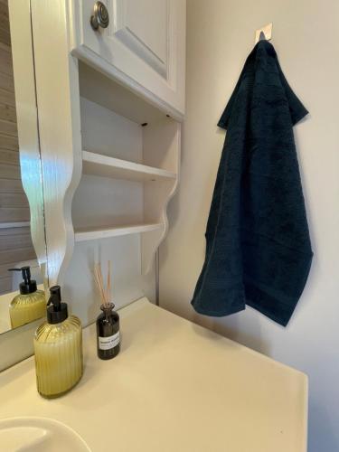 una toalla colgada en una pared junto a un fregadero en Sentral og romslig leilighet nært Senja, en Finnsnes