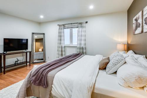 um quarto com uma cama e uma televisão de ecrã plano em Modern Fairbanks Retreat 11 Mi to Downtown! em Fairbanks