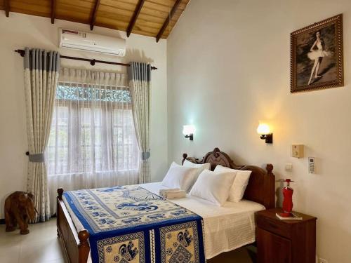 因杜魯瓦的住宿－Caro Villa，一间卧室设有一张床和一个窗口