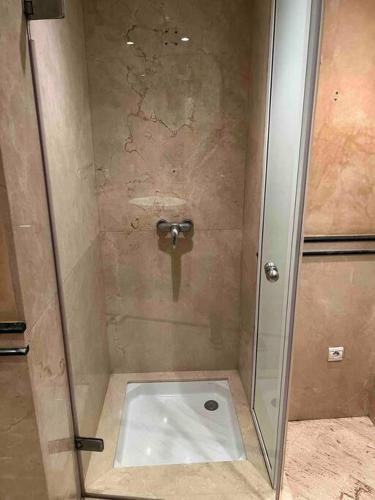 a bathroom with a shower with a toilet in it at Suite présidentielle avec jacuzzi in Rabat