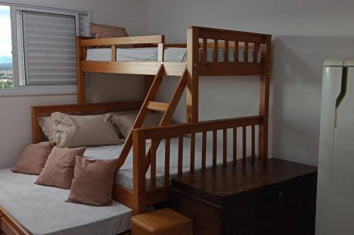 two bunk beds in a room with a window at Apartamento em Cachoeira Pta in Cachoeira Paulista