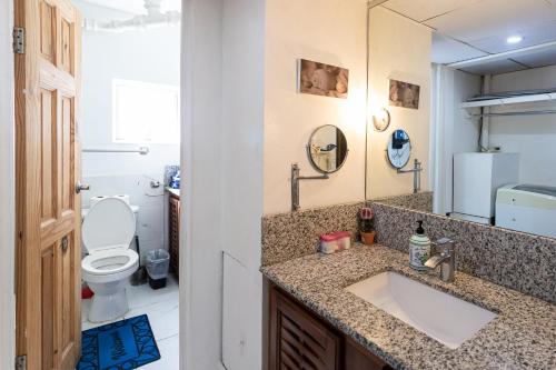 Ένα μπάνιο στο Montego Bay Club Apartments