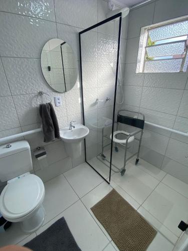 La salle de bains est pourvue d'une douche, de toilettes et d'un lavabo. dans l'établissement EDIFÍCIO KARINE - Studio 103 Deluxe, à Joinville