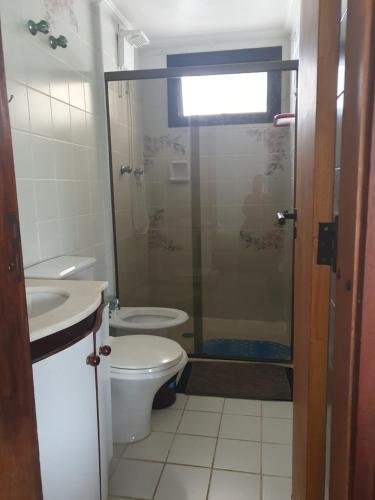 Un baño con ducha, inodoro y lavabo. en APARTAMENTO EM CONDOMÍNIO- acolhedor-FRENTE MAR-ENSEADA-TORTUGA, en Guarujá