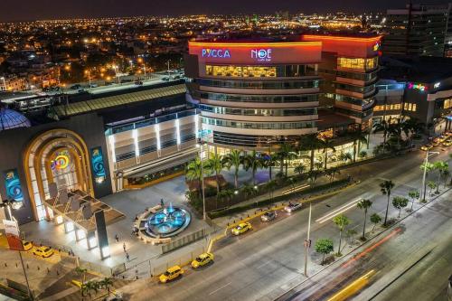 uma vista aérea de uma cidade à noite em Ecusuites Ejecutiva Torre Sol Aeropuerto IX em Guayaquil