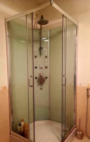 una doccia con una porta in vetro in un bagno di Casa Sofia a Mindelo