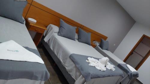 Dos camas en una habitación con toallas. en Ranqueles en Villa Carlos Paz
