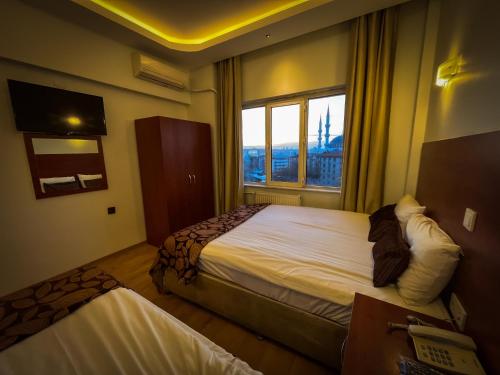 Habitación de hotel con 2 camas y ventana en Ankara Santral Otel en Altındağ