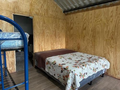 um pequeno quarto com uma cama e um beliche gmaxwell gmaxwell gmaxwell gmaxwell em Bonita cabaña estilo glamping em Juayúa