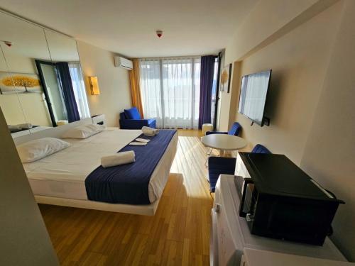 een hotelkamer met een bed en een spiegel bij Sea View Lux Aparthotel in ORBi City Batumi in Batoemi