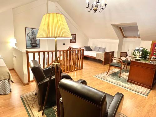 a living room with a couch and a table at Los Sauces, adosado a 10 minutos de Oviedo y 15 de Gijon in Llanera